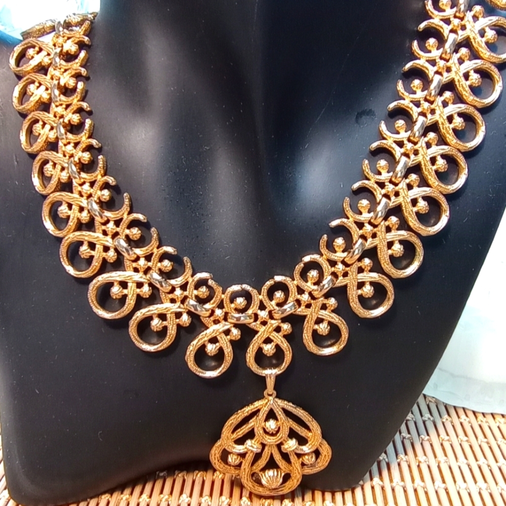 Vintage Crown Trifari Gold tone ARABESQUE Pendant Necklace 15" plus extender